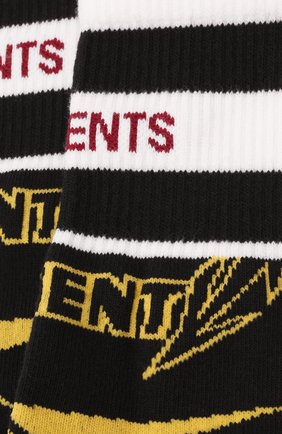 Мужские хлопковые носки VETEMENTS черного цвета по цене 12350 руб., арт. UE52S0700B 2906/M | Фото 2 Мужские хлопковые носки VETEMENTS черного цвета, арт. UE52S0700B 2906/M | Фото 2 (Материал внешний: Хлопок; Кросс-КТ: бельё)
