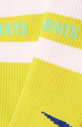 Мужские хлопковые носки VETEMENTS желтого цвета, арт. UE52S0100Y 3006/M | Фото 2 (Кросс-КТ: бельё; Материал внешний: Хлопок)