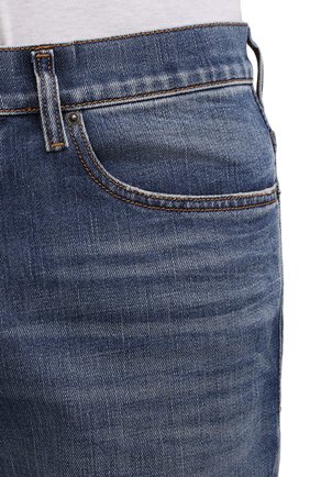 Мужские джинсы DIESEL синего цвета, арт. A03571/09C61 | Фото 5 (Силуэт М (брюки): Прямые; Кросс-КТ: Деним; Длина (брюки, джинсы): Стандартные; Материал внешний: Хлопок, Деним; Детали: Потертости; Стили: Кэжуэл)