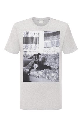 Мужская хлопковая футболка DRIES VAN NOTEN светло-серого цвета по цене 24200 руб., арт. 221-021189-4600 | Фото 1 Мужская хлопковая футболка DRIES VAN NOTEN светло-серого цвета, арт. 221-021189-4600 | Фото 1 (Длина (для топов): Стандартные; Рукава: Короткие; Материал внешний: Хлопок; Принт: С принтом; Стили: Кэжуэл; Региональные ограничения белый список (Axapta Mercury): RU)