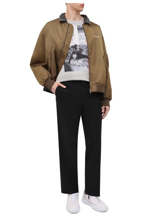 Мужская хлопковая футболка DRIES VAN NOTEN светло-серого цвета по цене 24200 руб., арт. 221-021189-4600 | Фото 2 Мужская хлопковая футболка DRIES VAN NOTEN светло-серого цвета, арт. 221-021189-4600 | Фото 2 (Длина (для топов): Стандартные; Рукава: Короткие; Материал внешний: Хлопок; Принт: С принтом; Стили: Кэжуэл; Региональные ограничения белый список (Axapta Mercury): RU)