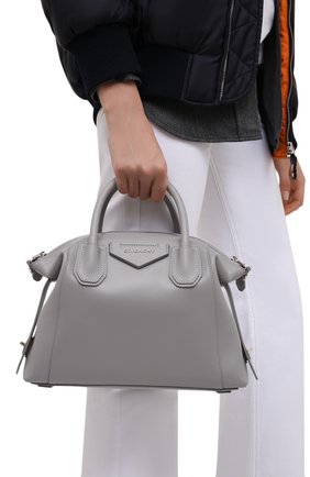Женская сумка antigona small GIVENCHY светло-серого цвета по цене 125500 руб., арт. BB50F3B183 | Фото 2 Женская сумка antigona small GIVENCHY светло-серого цвета, арт. BB50F3B183 | Фото 2 (Материал: Натуральная кожа; Ремень/цепочка: На ремешке; Размер: small; Сумки-технические: Сумки top-handle)