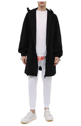 Мужские хлопковые джоггеры DSQUARED2 белого цвета по цене 36350 руб., арт. S79KA0026/S25516 | Фото 2 Мужские хлопковые джоггеры DSQUARED2 белого цвета, арт. S79KA0026/S25516 | Фото 2 (Силуэт М (брюки): Джоггеры; Материал внешний: Хлопок; Длина (брюки, джинсы): Стандартные; Стили: Гранж)