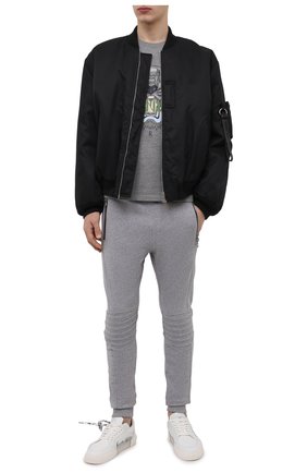 Мужские хлопковые джоггеры BALMAIN серого цвета по цене 79550 руб., арт. XH10B030/BB35 | Фото 2 Мужские хлопковые джоггеры BALMAIN серого цвета, арт. XH10B030/BB35 | Фото 2 (Материал внешний: Хлопок; Длина (брюки, джинсы): Стандартные; Силуэт М (брюки): Джоггеры; Стили: Спорт-шик)