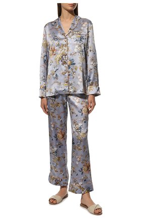 Женская шелковая пижама OLIVIA VON HALLE голубого цвета, арт. PS2205 | Фото 2 (Длина (для топов): Стандартные; Рукава: Длинные; Длина Ж (юбки, платья, шорты): Мини; Длина (брюки, джинсы): Стандартные; Материал внешний: Шелк)