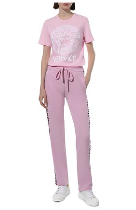 Женские кашемировые брюки VERSACE розового цвета, арт. 1003295/1A02303 | Фото 2 (Материал внешний: Шерсть, Кашемир; Длина (брюки, джинсы): Стандартные; Женское Кросс-КТ: Брюки-одежда; Стили: Спорт-шик; Силуэт Ж (брюки и джинсы): Прямые; Региональные ограничения белый список (Axapta Mercury): RU; Кросс-КТ: Трикотаж)