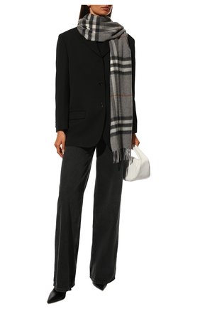 Женский кашемировый шарф BURBERRY серого цвета, арт. 8016395 | Фото 2 (Материал: Шерсть, Текстиль, Кашемир)