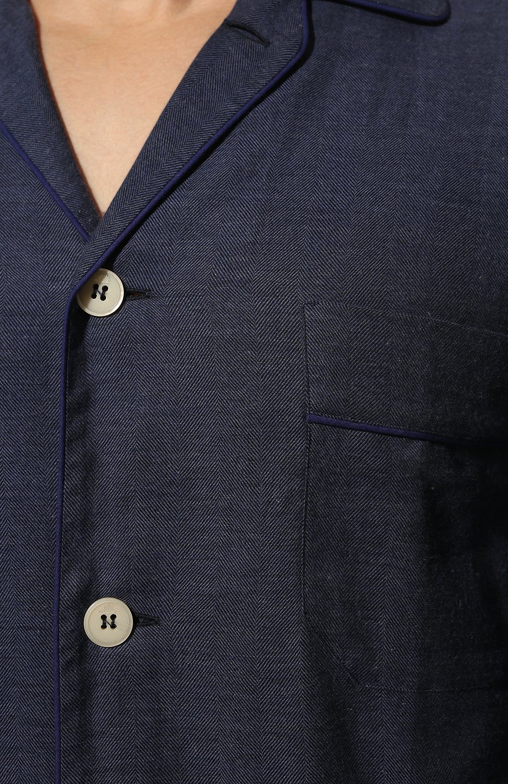 Мужская хлопковая пижама ROBERTO RICETTI темно-синего цвета, арт. PIGIAMA VENEZIA LUNG0/LX2711 | Фото 7 (Рукава: Длинные; Длина (брюки, джинсы): Стандартные; Кросс-КТ: домашняя одежда; Длина (для топов): Стандартные; Материал внешний: Хлопок)