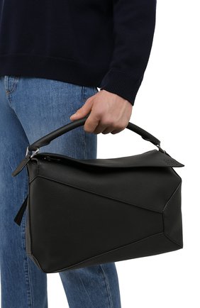 Мужская кожаная сумка puzzle large LOEWE черного цвета, арт. B510140X01 | Фото 2 (Ремень/цепочка: На ремешке; Материал: Натуральная кожа; Размер: large)