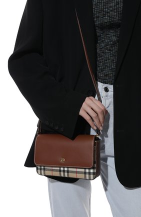 Женская сумка hampshire BURBERRY коричневого цвета, арт. 8049244 | Фото 2 (Материал: Экокожа; Ремень/цепочка: На ремешке; Размер: mini; Сумки-технические: Сумки через плечо)