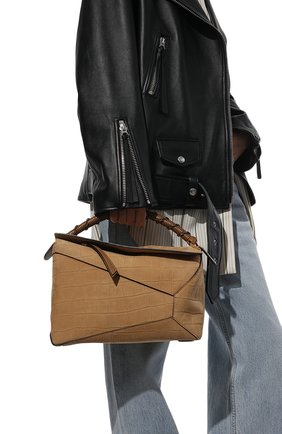 Женская сумка puzzle edge LOEWE темно-бежевого цвета, арт. A510P49X06 | Фото 2 (Ремень/цепочка: На ремешке; Размер: medium; Материал: Натуральная кожа, Натуральная замша; Сумки-технические: Сумки top-handle)