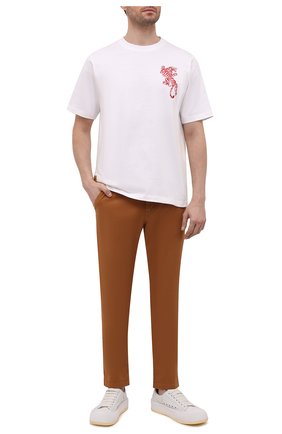 Мужские хлопковые брюки KENZO светло-коричневого цвета, арт. FC55PA1051TA | Фото 2 (Материал внешний: Хлопок; Длина (брюки, джинсы): Стандартные; Случай: Повседневный; Стили: Кэжуэл)