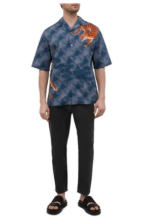 Мужская хлопковая рубашка KENZO синего цвета по цене 35750 руб., арт. FC55CH141CAA | Фото 2 Мужская хлопковая рубашка KENZO синего цвета, арт. FC55CH141CAA | Фото 2 (Длина (для топов): Стандартные; Материал внешний: Хлопок; Случай: Повседневный; Рукава: Короткие; Воротник: Отложной; Принт: С принтом; Стили: Кэжуэл)