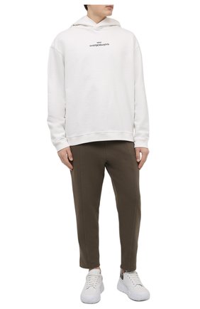 Мужские хлопковые брюки ERMENEGILDO ZEGNA хаки цвета по цене 25650 руб., арт. N6N001260 | Фото 2 Мужские хлопковые брюки ERMENEGILDO ZEGNA хаки цвета, арт. N6N001260 | Фото 2 (Материал внешний: Хлопок; Длина (брюки, джинсы): Укороченные; Случай: Повседневный; Стили: Милитари)