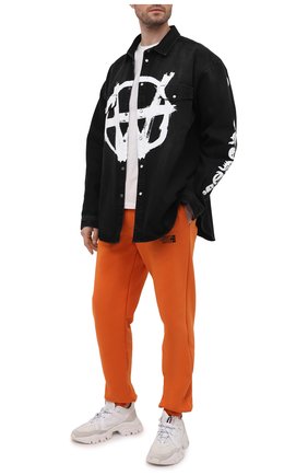 Мужские хлопковые джоггеры VETEMENTS оранжевого цвета, арт. UE52PA140X 1605/M | Фото 2 (Длина (брюки, джинсы): Стандартные; Материал внешний: Хлопок; Силуэт М (брюки): Джоггеры; Стили: Спорт-шик)