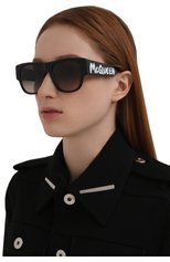 Женские солнцезащитные очки ALEXANDER MCQUEEN черного цвета, арт. AM0328S 001 | Фото 2 (Кросс-КТ: С/з-унисекс; Тип очков: С/з; Очки форма: Квадратные; Оптика Гендер: оптика-унисекс)
