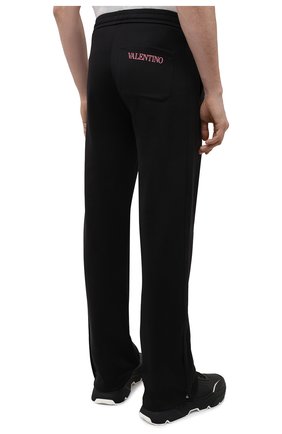 Мужские брюки VALENTINO черного цвета, арт. XV3MD03C85G | Фото 4 (Длина (брюки, джинсы): Стандартные; Случай: Повседневный; Материал внешний: Синтетический материал, Хлопок; Стили: Спорт-шик)