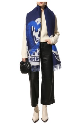 Женский шерстяной шарф ALEXANDER MCQUEEN синего цвета, арт. 683561/3200Q | Фото 2 (Материал: Шерсть, Текстиль)
