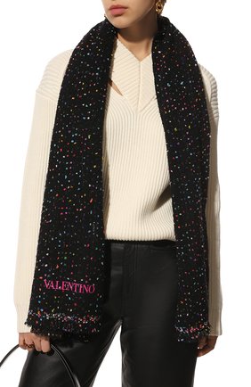 Женский кашемировый шарф VALENTINO черного цвета, арт. XW2ET028/NWU | Фото 2 (Материал: Кашемир, Текстиль, Шерсть)