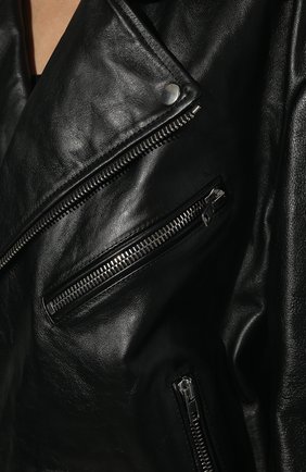 Женская кожаная куртка VETEMENTS черного цвета, арт. UE52JA650BL 2435/W | Фото 5 (Кросс-КТ: Куртка; Рукава: Длинные; Стили: Гламурный; Материал внешний: Натуральная кожа; Женское Кросс-КТ: Замша и кожа; Длина (верхняя одежда): Короткие; Материал подклада: Вискоза)