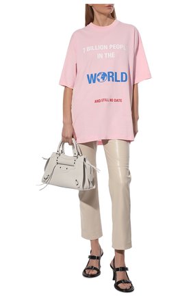 Женская хлопковая футболка VETEMENTS светло-розового цвета, арт. UE52TR220P 1611/W | Фото 2 (Материал внешний: Хлопок; Длина (для топов): Удлиненные; Рукава: 3/4; Стили: Спорт-шик; Принт: С принтом; Женское Кросс-КТ: Футболка-одежда)