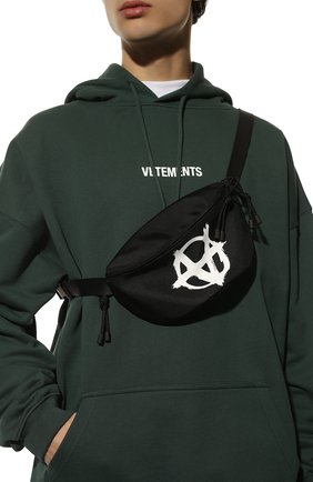 Мужская текстильная поясная сумка VETEMENTS черного цвета по цене 48150 руб., арт. UE52BA200W 1302/M | Фото 2 Мужская текстильная поясная сумка VETEMENTS черного цвета, арт. UE52BA200W 1302/M | Фото 2 (Ремень/цепочка: На ремешке; Размер: small; Материал: Текстиль)