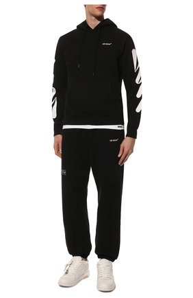 Мужские хлопковые джоггеры OFF-WHITE черного цвета по цене 42550 руб., арт. 0MCH029S22FLE008 | Фото 2 Мужские хлопковые джоггеры OFF-WHITE черного цвета, арт. 0MCH029S22FLE008 | Фото 2 (Длина (брюки, джинсы): Стандартные; Материал внешний: Хлопок; Мужское Кросс-КТ: Брюки-трикотаж; Силуэт М (брюки): Джоггеры; Стили: Гранж)