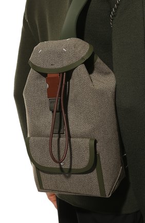Мужской текстильный рюкзак MAISON MARGIELA хаки цвета по цене 112000 руб., арт. S55WA0136/P4330 | Фото 2 Мужской текстильный рюкзак MAISON MARGIELA хаки цвета, арт. S55WA0136/P4330 | Фото 2 (Размер: large; Материал: Текстиль; Ремень/цепочка: На ремешке)