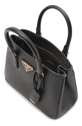 Женская сумка galleria PRADA черного цвета по цене 0 тенге, арт. 1BA296-NZV-F0632-V21 | Фото 3 Женская сумка galleria PRADA черного цвета, арт. 1BA296-NZV-F0632-V21 | Фото 3 (Сумки-технические: Сумки top-handle; Материал: Натуральная кожа; Ремень/цепочка: На ремешке; Размер: small)