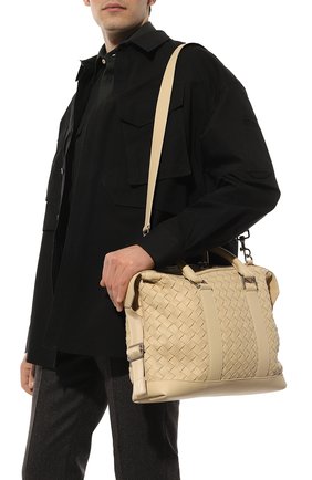 Мужская кожаная сумка для ноутбука BOTTEGA VENETA кремвого цвета, арт. 679899/V0E52 | Фото 2 (Размер: large; Ремень/цепочка: На ремешке; Материал: Натуральная кожа)