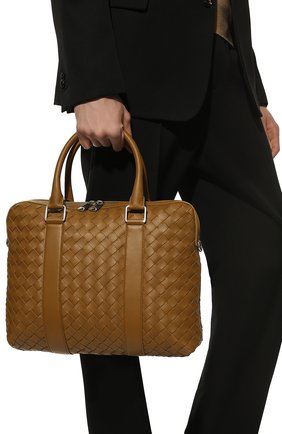 Мужская кожаная сумка для ноутбука BOTTEGA VENETA светло-коричневого цвета, арт. 690702/V0E52 | Фото 2 (Ремень/цепочка: На ремешке; Размер: large; Материал: Натуральная кожа)