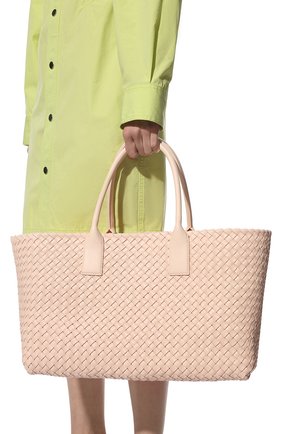 Женский сумка-тоут cabat medium BOTTEGA VENETA светло-розового цвета, арт. 608810/V10W1 | Фото 2 (Размер: medium; Материал: Натуральная кожа; Сумки-технические: Сумки-шопперы)