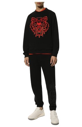 Мужской хлопковый свитшот the year of the tiger KENZO черного цвета по цене 29950 руб., арт. FC55SW120CMB | Фото 2 Мужской хлопковый свитшот the year of the tiger KENZO черного цвета, арт. FC55SW120CMB | Фото 2 (Рукава: Длинные; Материал внешний: Хлопок; Длина (для топов): Стандартные; Мужское Кросс-КТ: свитшот-одежда; Принт: С принтом; Стили: Кэжуэл)