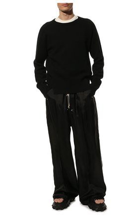 Мужские брюки RICK OWENS черного цвета, арт. RU01B1365/J | Фото 2 (Стили: Минимализм; Материал внешний: Растительное волокно, Купро; Случай: Повседневный; Длина (брюки, джинсы): Стандартные)