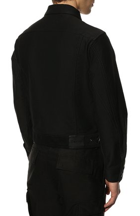 Мужская джинсовая куртка TOM FORD черного цвета, арт. BZ028/TF0301 | Фото 4 (Кросс-КТ: Куртка, Деним; Рукава: Длинные; Материал внешний: Хлопок, Деним; Длина (верхняя одежда): Короткие; Стили: Кэжуэл)