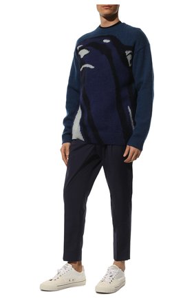 Мужские хлопковые брюки MONCLER темно-синего цвета, арт. H1-091-2A000-07-549P5 | Фото 2 (Длина (брюки, джинсы): Укороченные; Материал внешний: Хлопок; Случай: Повседневный; Стили: Кэжуэл)