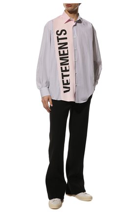Мужская хлопковая рубашка VETEMENTS светло-розового цвета, арт. UE52SH600P 1003/M | Фото 2 (Воротник: Кент; Стили: Гранж; Манжеты: На пуговицах; Материал внешний: Хлопок; Принт: С принтом; Рукава: Длинные; Длина (для топов): Стандартные; Случай: Повседневный; Региональные ограничения белый список (Axapta Mercury): RU)
