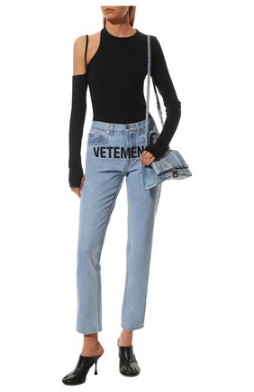 Женские джинсы VETEMENTS голубого цвета по цене 157000 руб., арт. WE52PA500N 2802/LIGHT BLUE | Фото 2 Женские джинсы VETEMENTS голубого цвета, арт. WE52PA500N 2802/LIGHT BLUE | Фото 2 (Материал внешний: Хлопок, Деним; Длина (брюки, джинсы): Стандартные; Стили: Гранж; Кросс-КТ: Деним; Силуэт Ж (брюки и джинсы): Слим)
