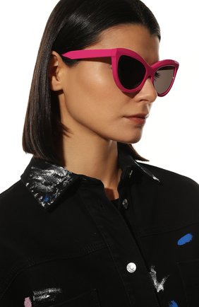 Женские солнцезащитные очки BALENCIAGA фуксия цвета, арт. 681948/T0001 | Фото 2 (Тип очков: С/з; Оптика Гендер: оптика-женское; Очки форма: Cat-eye)