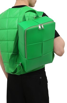 Мужской кожаный рюкзак arco BOTTEGA VENETA зеленого цвета, арт. 680092/VB1K1 | Фото 2 (Размер: large; Ремень/цепочка: На ремешке; Материал: Натуральная кожа; Стили: Кэжуэл)