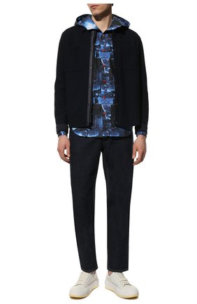 Мужская хлопковая рубашка KITON синего цвета по цене 63400 руб., арт. UMCMARH0808201 | Фото 2 Мужская хлопковая рубашка KITON синего цвета, арт. UMCMARH0808201 | Фото 2 (Рукава: Длинные; Материал внешний: Хлопок; Длина (для топов): Стандартные; Случай: Повседневный; Воротник: С капюшоном; Принт: С принтом; Манжеты: На кнопках; Стили: Кэжуэл)