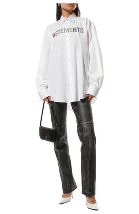 Женская хлопковая рубашка VETEMENTS белого цвета, арт. UE52SH780W 1000/W | Фото 2 (Длина (для топов): Удлиненные; Рукава: Длинные; Материал внешний: Хлопок; Принт: С принтом; Стили: Гламурный; Женское Кросс-КТ: Рубашка-одежда)