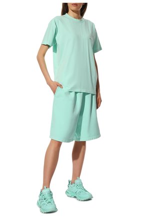 Женская хлопковая футболка BALENCIAGA светло-зеленого цвета, арт. 612965/TLVB9 | Фото 2 (Длина (для топов): Стандартные; Рукава: Короткие; Материал внешний: Хлопок; Женское Кросс-КТ: Футболка-одежда; Принт: С принтом; Стили: Спорт-шик)