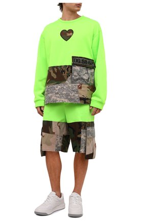 Мужские шорты DOLCE & GABBANA светло-зеленого цвета, арт. GWYCAT/G7BSD | Фото 2 (Материал внешний: Синтетический материал; Длина Шорты М: Ниже колена; Мужское Кросс-КТ: Шорты-одежда; Стили: Гранж; Принт: С принтом; Силуэт М (брюки): Карго; Случай: Повседневный)