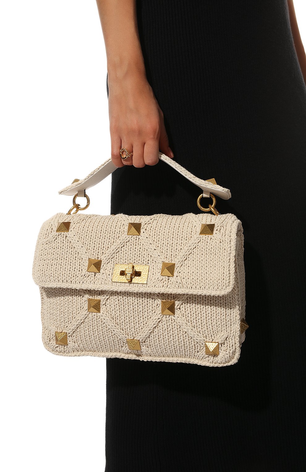 Женская сумка roman stud large VALENTINO кремвого цвета по цене 291000 руб., арт. XW2B0I60/ZDA | Фото 2 Женская сумка roman stud large VALENTINO кремвого цвета, арт. XW2B0I60/ZDA | Фото 2 (Сумки-технические: Сумки через плечо, Сумки top-handle; Ремень/цепочка: На ремешке; Материал: Текстиль; Размер: large)