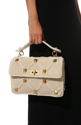 Женская сумка roman stud large VALENTINO кремвого цвета по цене 291000 руб., арт. XW2B0I60/ZDA | Фото 2 Женская сумка roman stud large VALENTINO кремвого цвета, арт. XW2B0I60/ZDA | Фото 2 (Сумки-технические: Сумки через плечо, Сумки top-handle; Ремень/цепочка: На ремешке; Материал: Текстиль; Размер: large)
