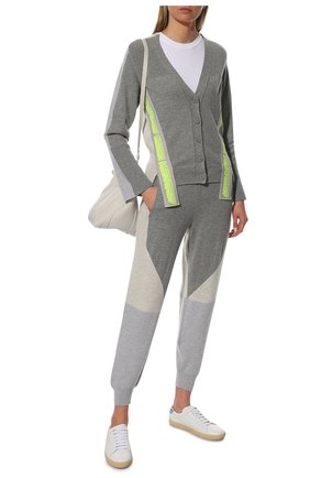 Женские шерстяные джоггеры STELLA MCCARTNEY серого цвета по цене 85150 руб., арт. 604225/S2301 | Фото 2 Женские шерстяные джоггеры STELLA MCCARTNEY серого цвета, арт. 604225/S2301 | Фото 2 (Длина (брюки, джинсы): Стандартные; Материал внешний: Шерсть; Женское Кросс-КТ: Джоггеры - брюки; Силуэт Ж (брюки и джинсы): Джоггеры; Стили: Спорт-шик)