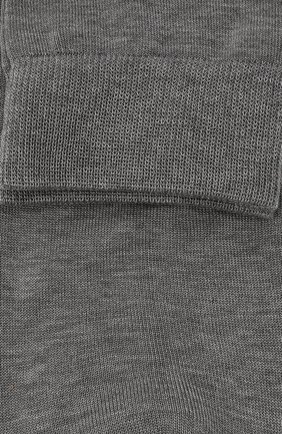 Мужские хлопковые носки FALKE серого цвета, арт. 13062. | Фото 2 (Материал внешний: Хлопок; Кросс-КТ: бельё)