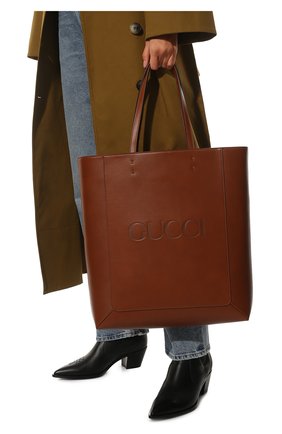 Женский сумка-тоут embossed GUCCI коричневого цвета, арт. 675950/UD0AT | Фото 2 (Материал: Натуральная кожа; Размер: large; Сумки-технические: Сумки-шопперы)
