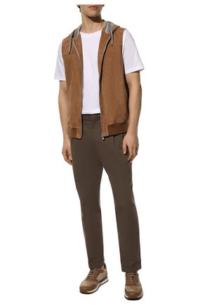 Мужской замшевый жилет BRUNELLO CUCINELLI коричневого цвета, арт. MPCLL9379G | Фото 2 (Материал подклада: Шелк; Материал внешний: Натуральная кожа, Замша; Длина (верхняя одежда): Короткие; Кросс-КТ: Куртка; Стили: Кэжуэл)